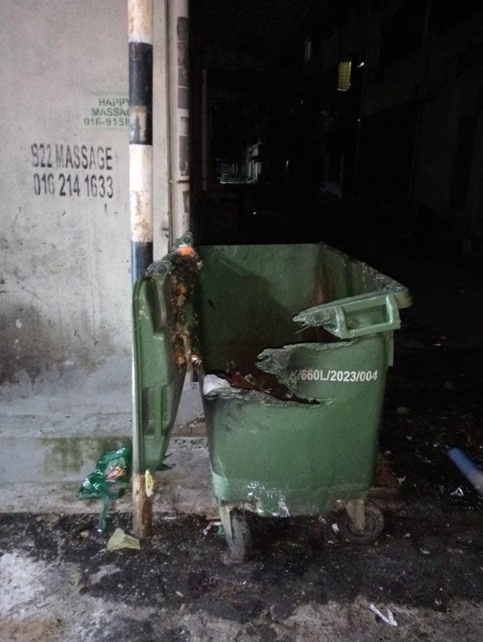 TONG SAMPAH DIBAKAR