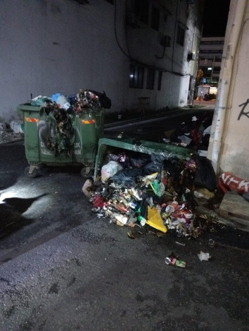TONG SAMPAH DIBAKAR