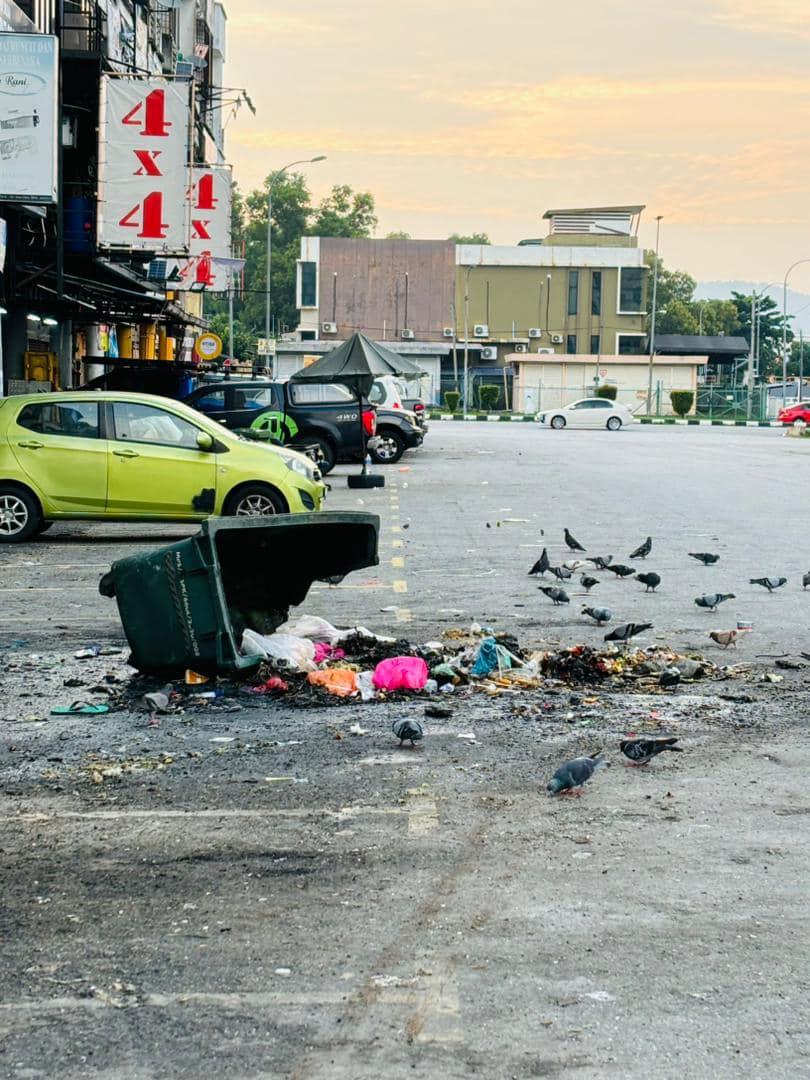 TONG SAMPAH DIBAKAR