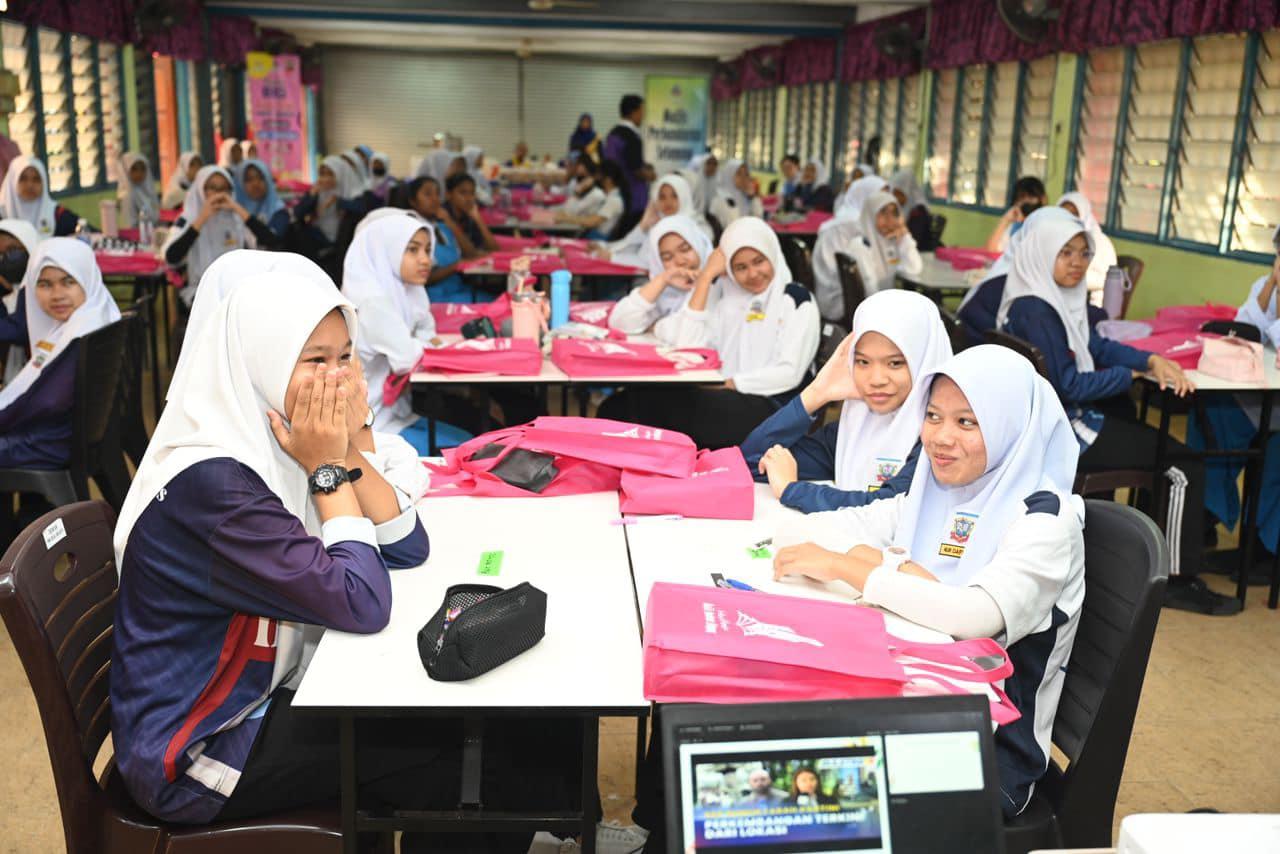 PROGRAM BIG GIRL'S TALK