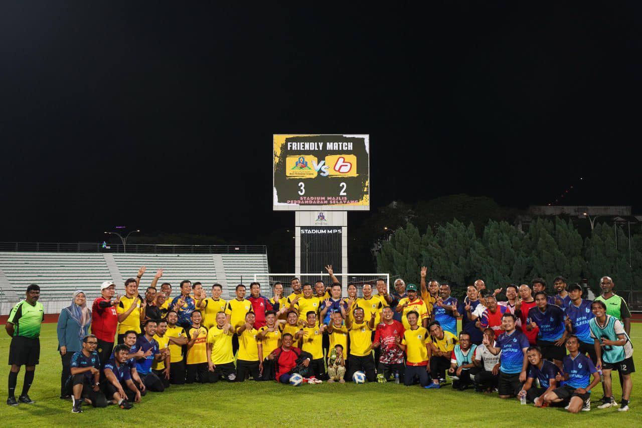 PERLAWANAN PERSAHABATAN BOLA SEPAK MPS DENGAN PASUKAN PILIHAN YB CHUA WEI KIAT
