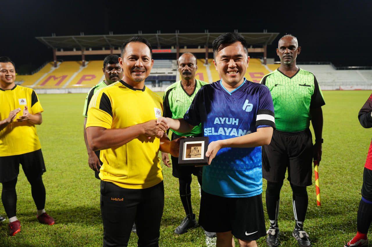 PERLAWANAN PERSAHABATAN BOLA SEPAK MPS DENGAN PASUKAN PILIHAN YB CHUA WEI KIAT