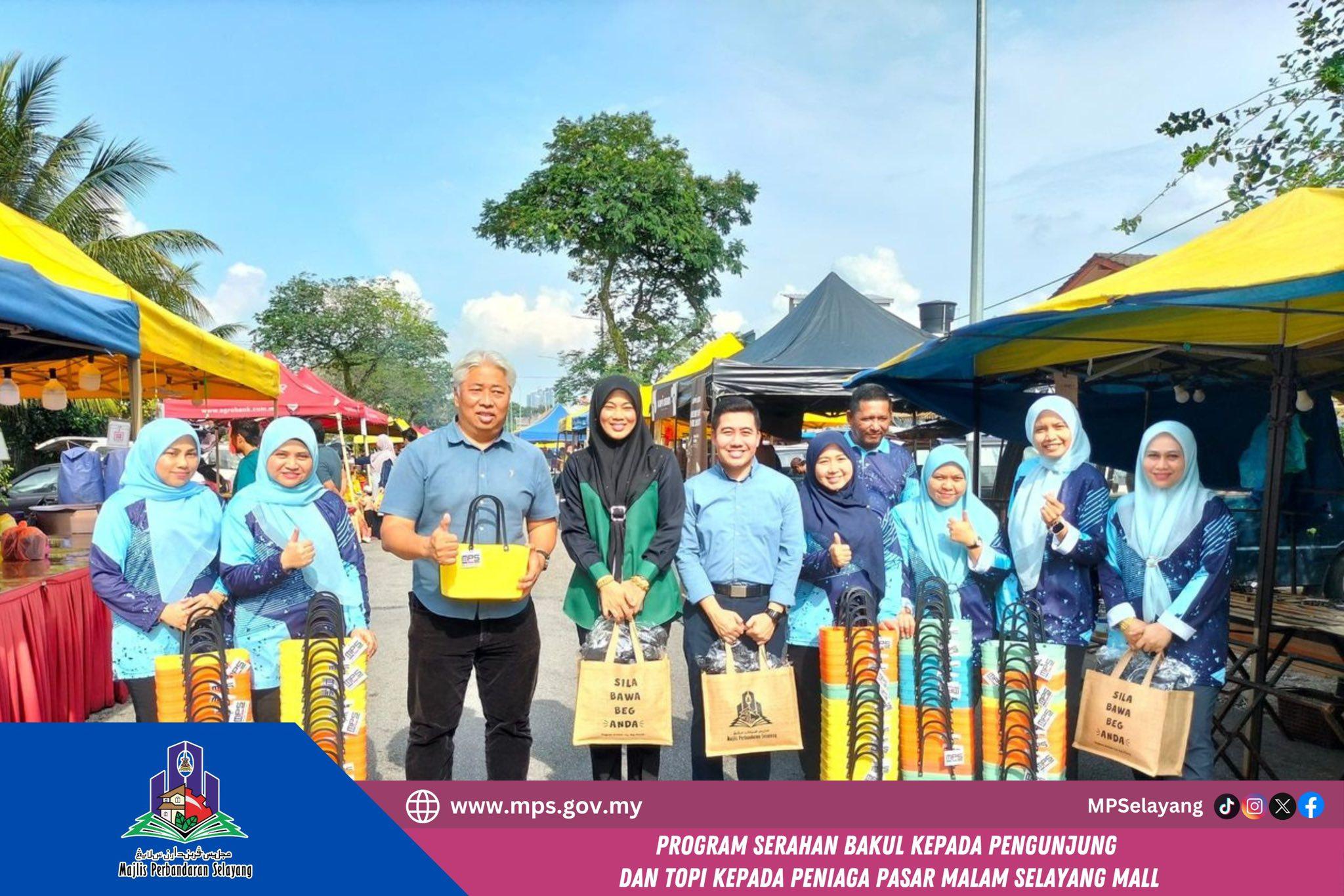 SERAHAN BAKUL KEPADA PENGUNJUNG DAN TOPI KEPADA PENIAGA PASAR MALAM SELAYANG MALL