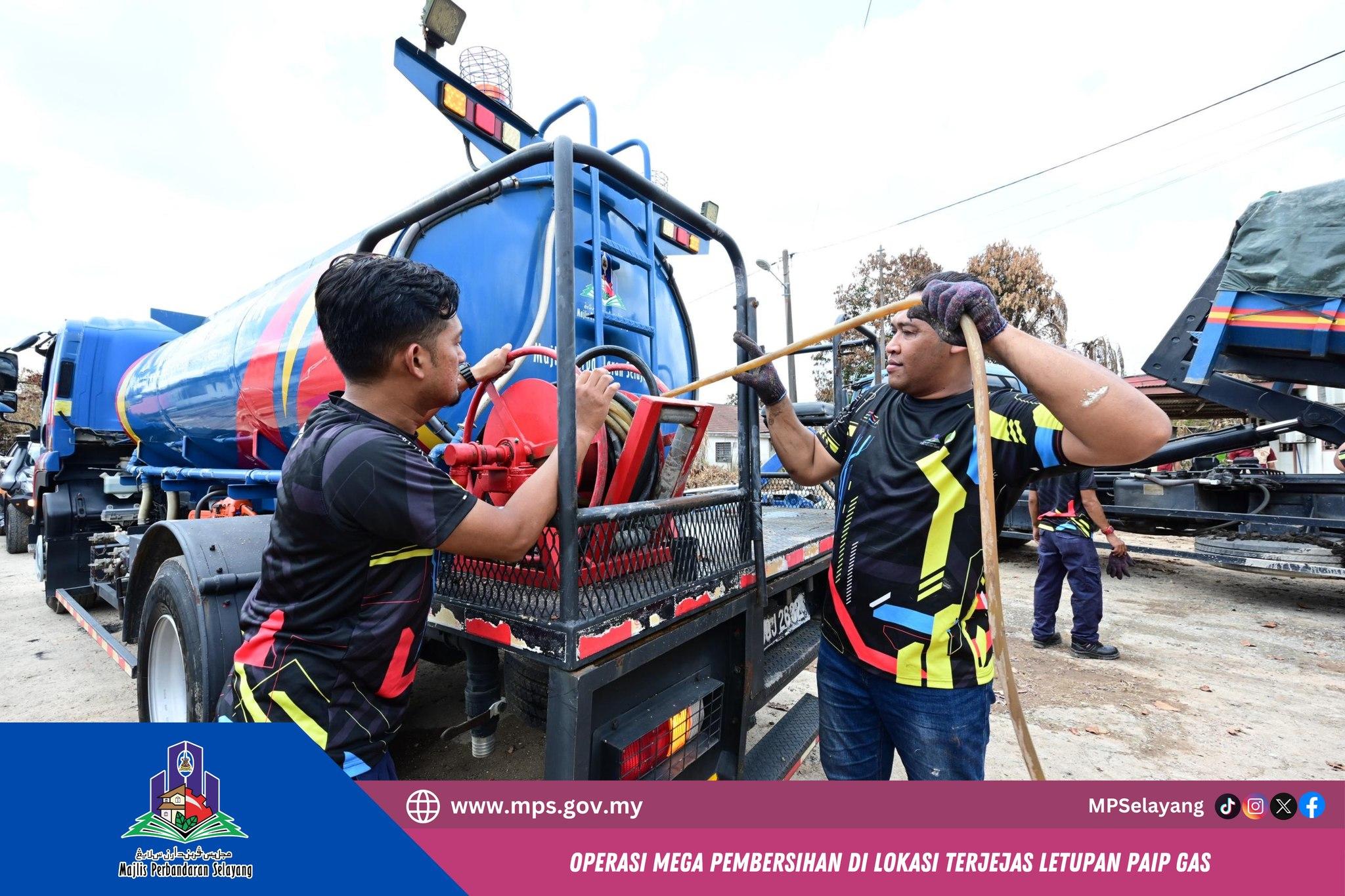 OPERASI MEGA PEMBERSIHAN DI LOKASI TERJEJAS LETUPAN PAIP GAS (HARI PERTAMA)