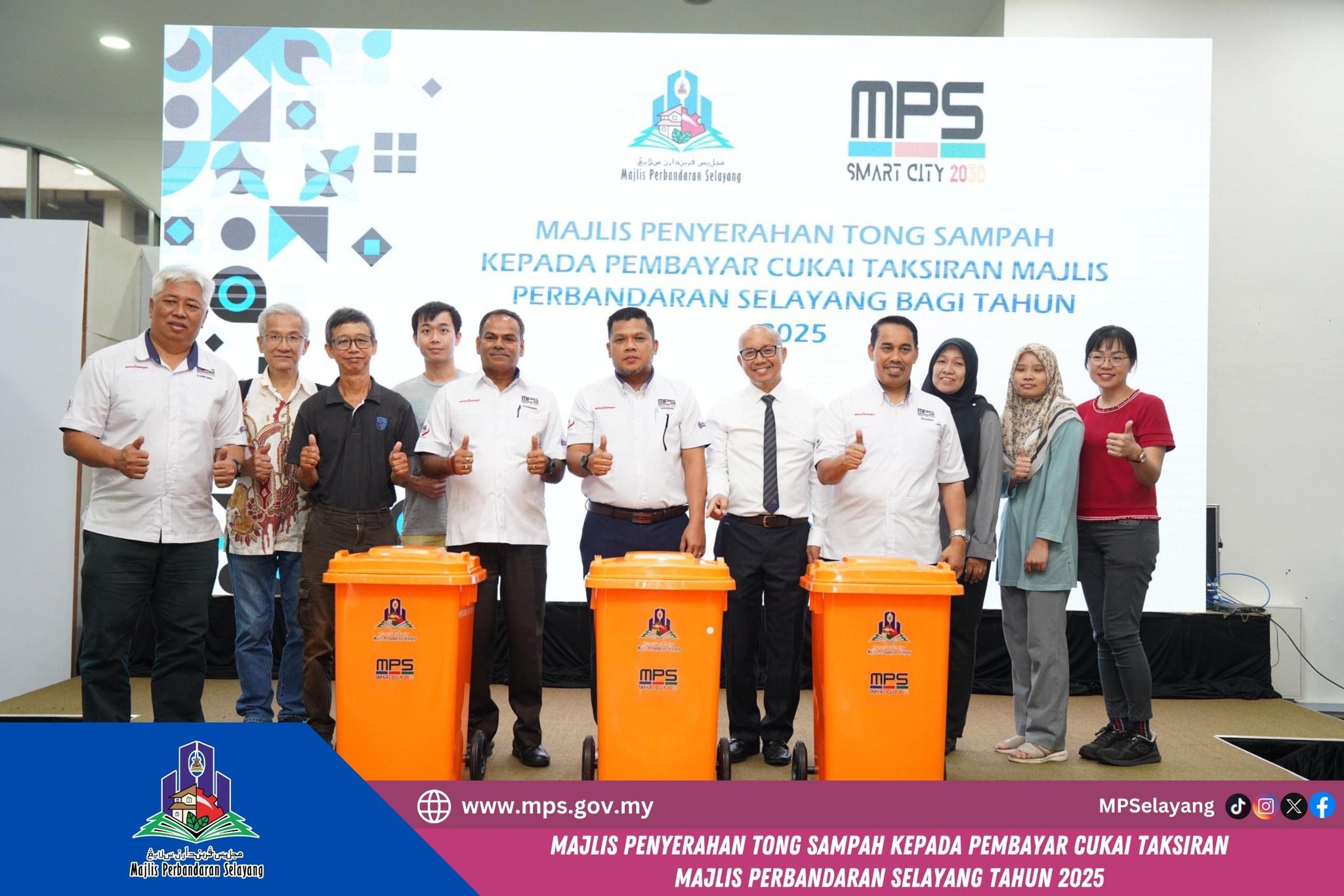 MAJLIS PENYERAHAN CENDERAHATI TONG SAMPAH KEPADA PEMBAYAR CUKAI TAKSIRAN