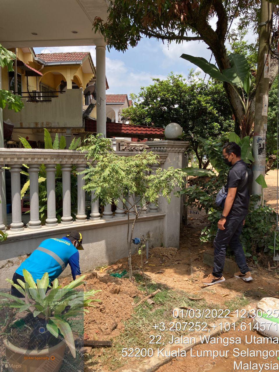 Kerja-Kerja Pembersihan di Wangsa Permai Akibat Tanah Runtuh