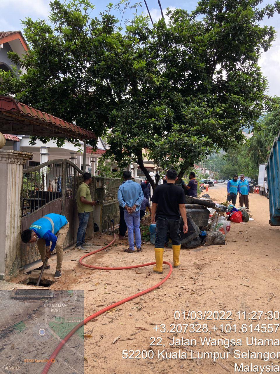 Kerja-Kerja Pembersihan di Wangsa Permai Akibat Tanah Runtuh