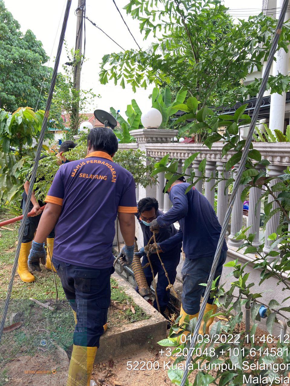 Kerja-Kerja Pembersihan di Wangsa Permai Akibat Tanah Runtuh