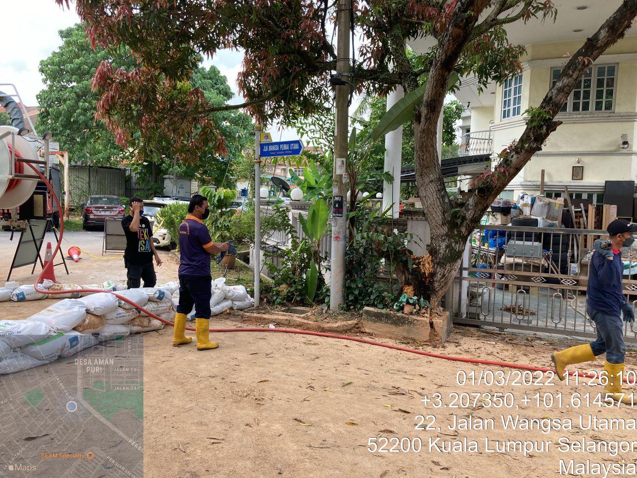 Kerja-Kerja Pembersihan di Wangsa Permai Akibat Tanah Runtuh