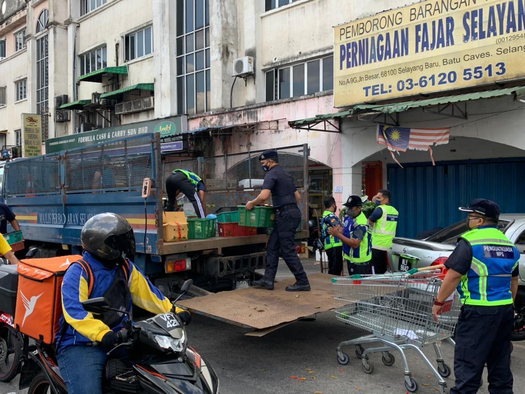 MPS Rampas Satu Tan Sayur-Sayuran Milik Penjaja Warga Asing