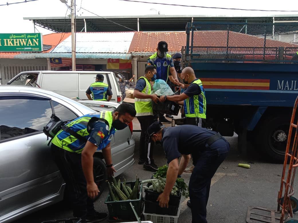 MPS Rampas Satu Tan Sayur-Sayuran Milik Penjaja Warga Asing