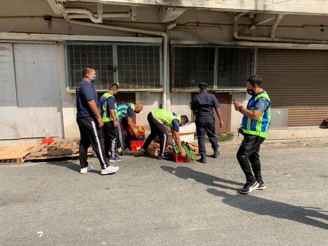 MPS Rampas Satu Tan Sayur-Sayuran Milik Penjaja Warga Asing