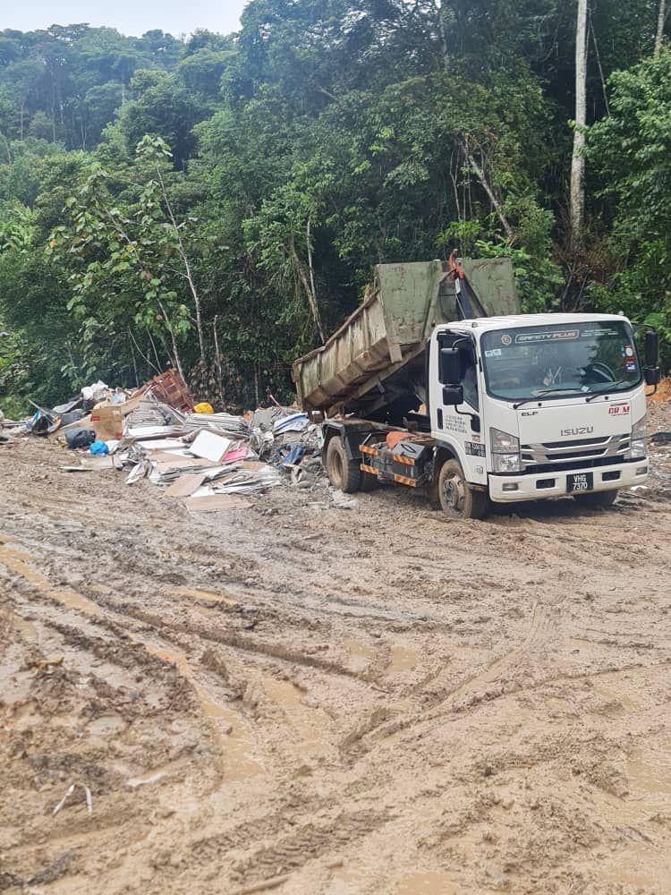 Operasi Membenteras Pembuangan Sampah Haram