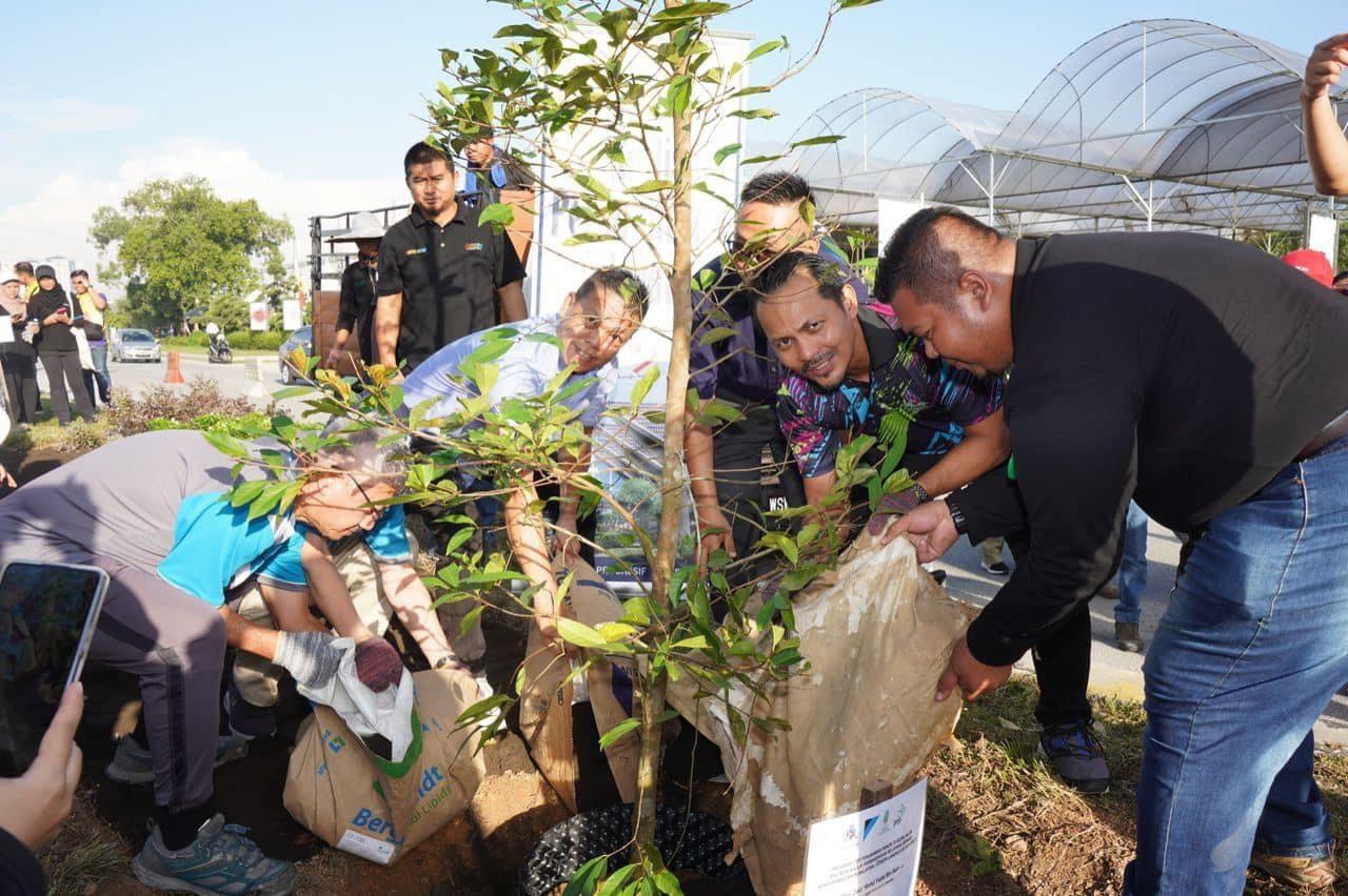 Program CSR Penanaman Pokok Rizab Jalan Dengan Kerjasama Daikin Malaysia, I-Green Landscape Dan Pro T