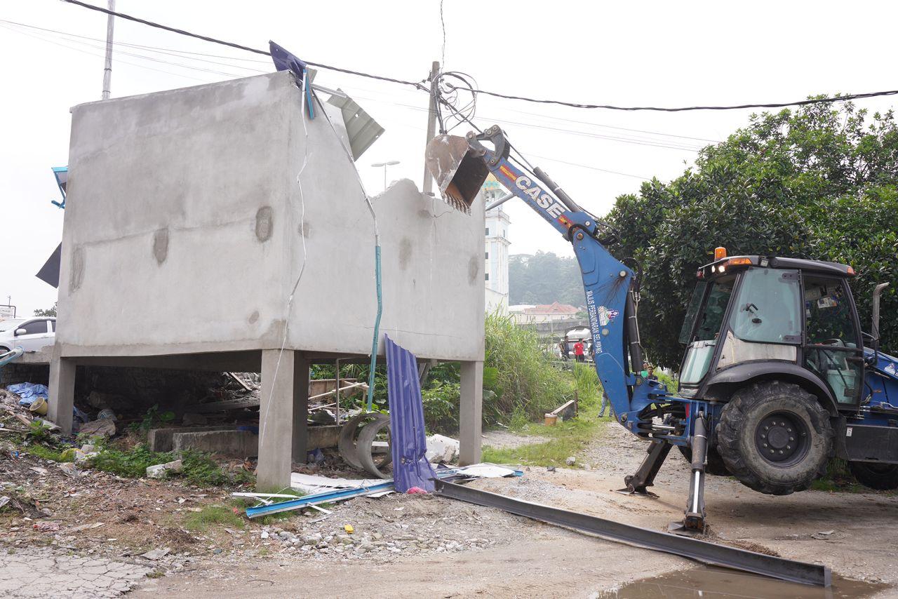 Tindakan Perobohan Di Kampung Simpang Tiga Gombak