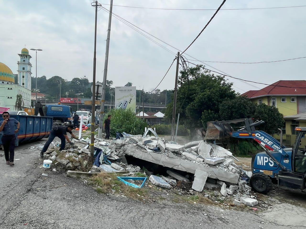 Tindakan Perobohan Di Kampung Simpang Tiga Gombak