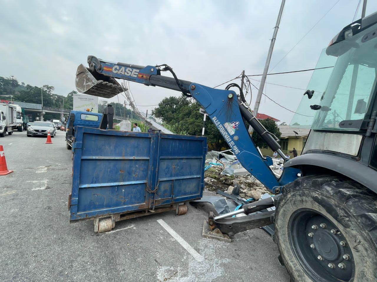 Tindakan Perobohan Di Kampung Simpang Tiga Gombak