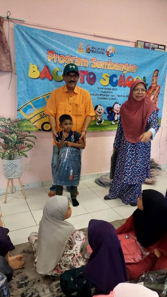 Program Sumbangan 'Back To School' Ahli Majlis Zon 1
