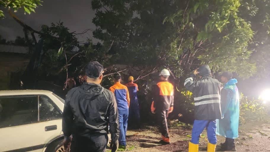 Kerja-Kerja Pembersihan Oleh Anggota Unit Pantas