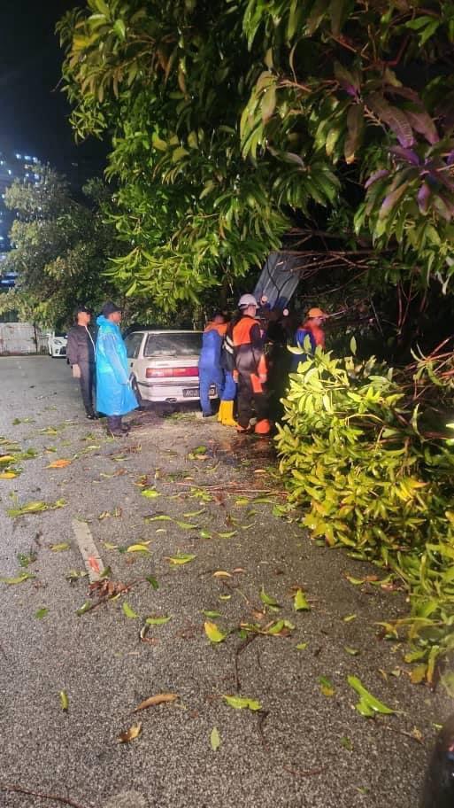 Kerja-Kerja Pembersihan Oleh Anggota Unit Pantas