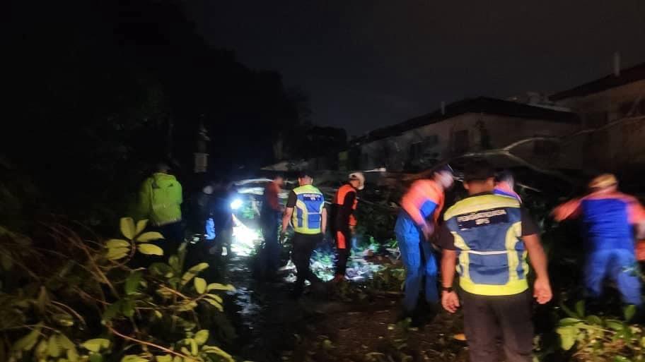 Kerja-Kerja Pembersihan Oleh Anggota Unit Pantas
