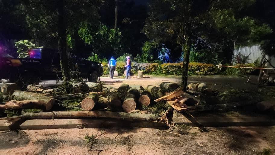 Lagi Kerja-Kerja Pembersihan Oleh Anggota Unit Pantas