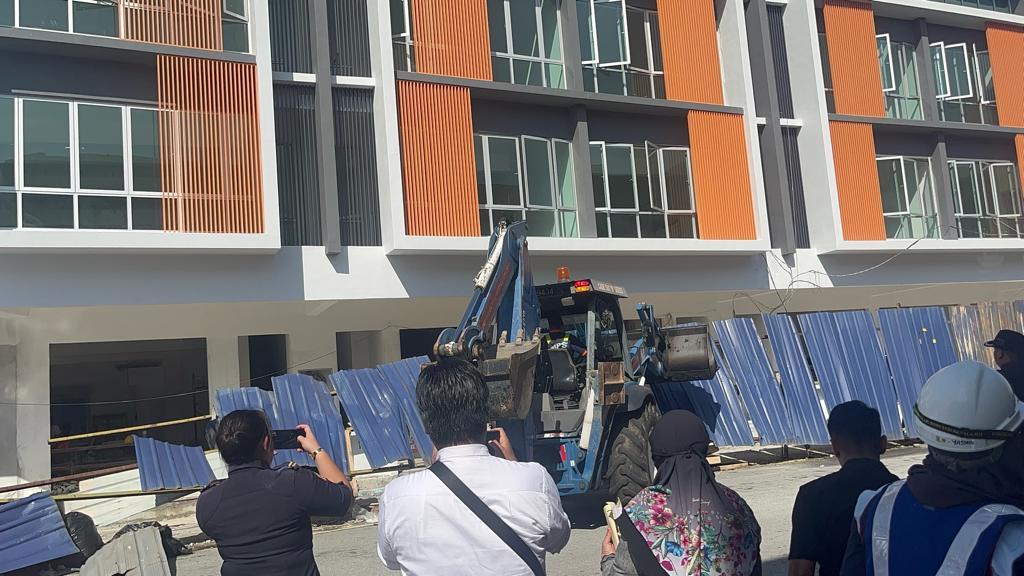 Bina Papan Dendeng (Hoarding) Atas Jalan, MPS Ambil Tindakan Roboh