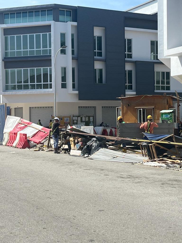 Bina Papan Dendeng (Hoarding) Atas Jalan, MPS Ambil Tindakan Roboh