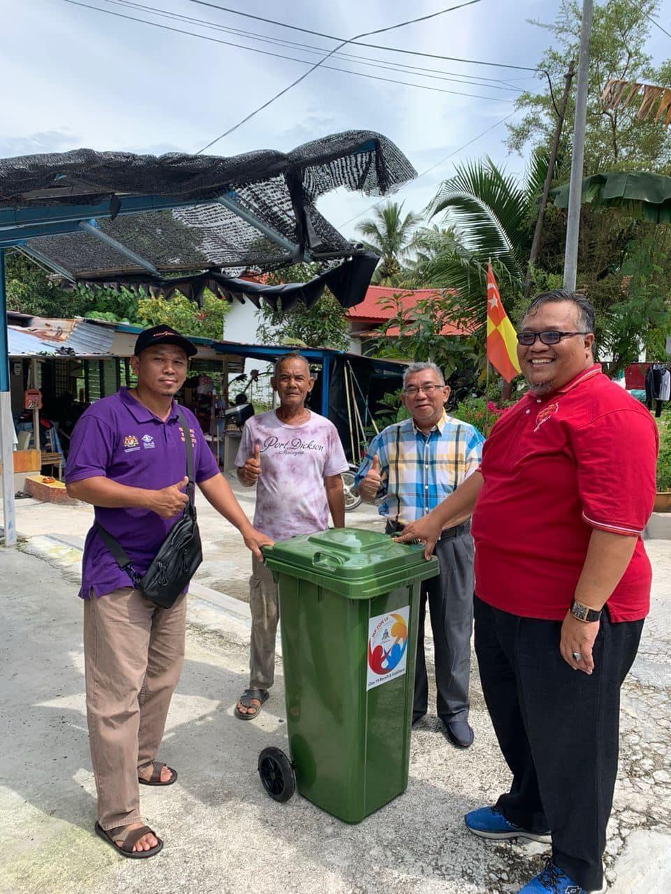 Sumbangan Tong Sampah Kepada Penduduk Kampung Permata
